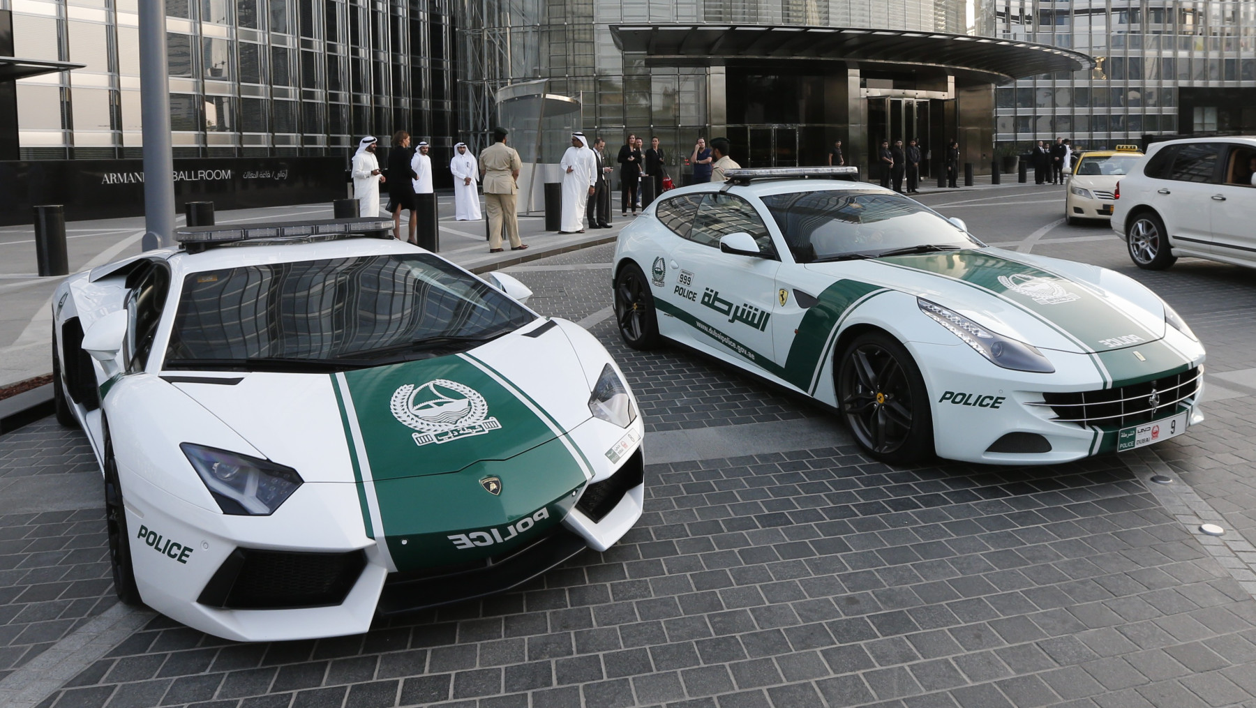 Una flota de coches de policía Lamborghini Ocho formas locas de tirar dinero en Dubai | bayas de cerebro