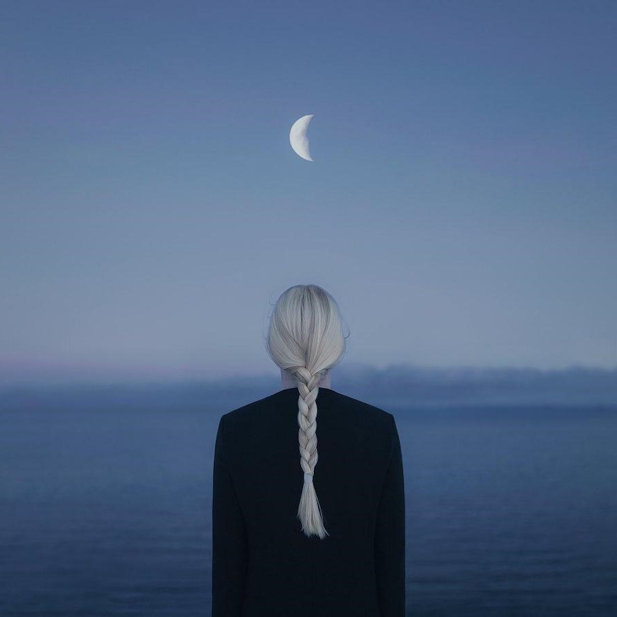 ¿Soy solo yo? |: Fotografía surrealista que explora el solitario mundo interior del hombre. bayas de cerebro