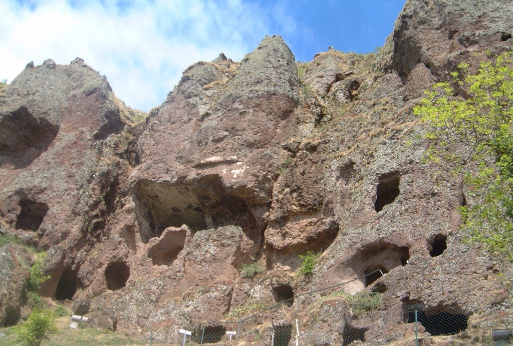 Cuevas de Jonas, Auvernia, Francia exterior | 17 iglesias rupestres increíblemente hermosas en todo el mundo | bayas de cerebro