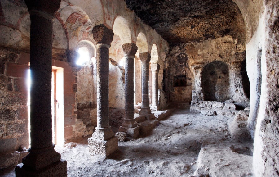 Cuevas de Jonas, Auvernia, Francia | 17 iglesias rupestres increíblemente hermosas en todo el mundo | bayas de cerebro