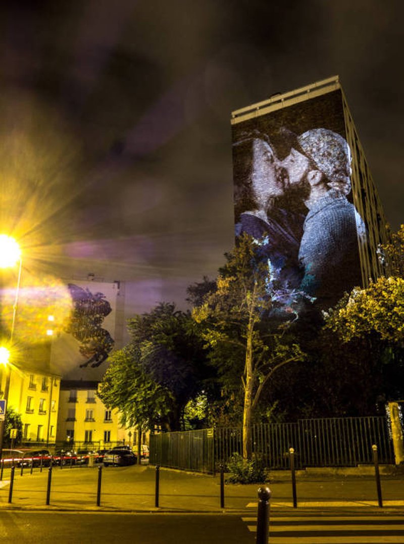 Retrat-love-birds-kiss-streets-paris-03