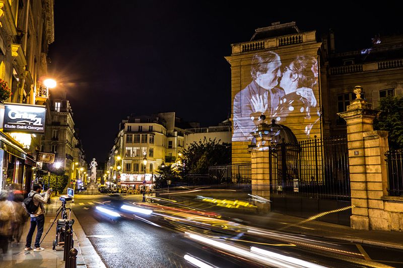 Retrat-love-birds-kiss-street-street-14