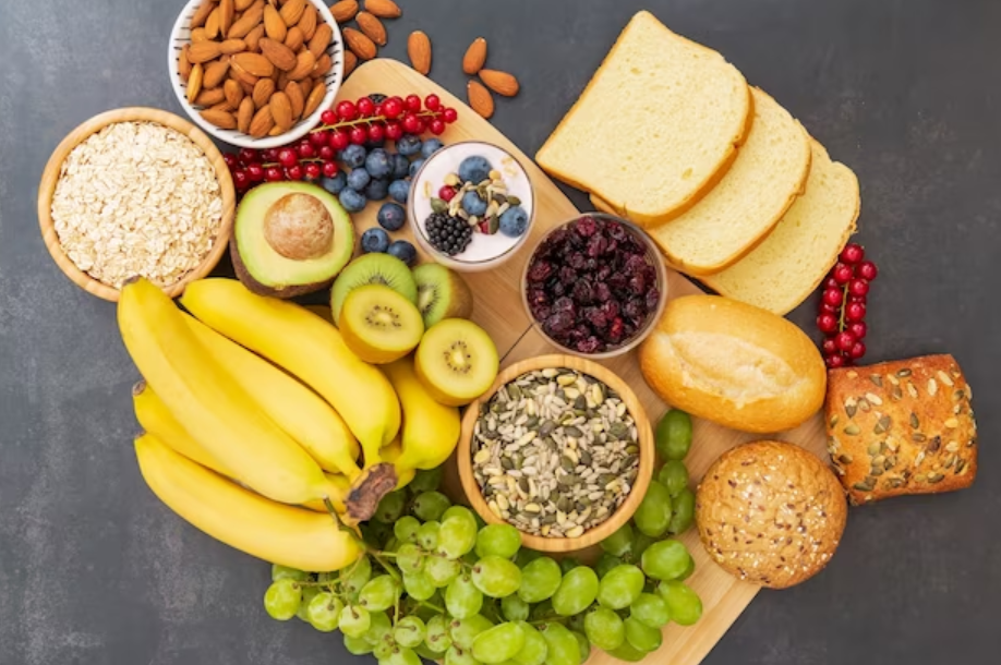 Frutas, pan, cereales integrales, nueces, sobre mesa de madera