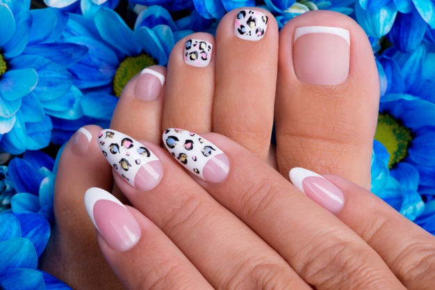 mujer con uñas hermosas y pintadas