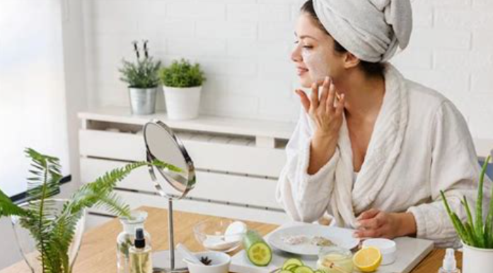 Chica que usa mascarilla de huevo para eliminar cicatrices en el rostro