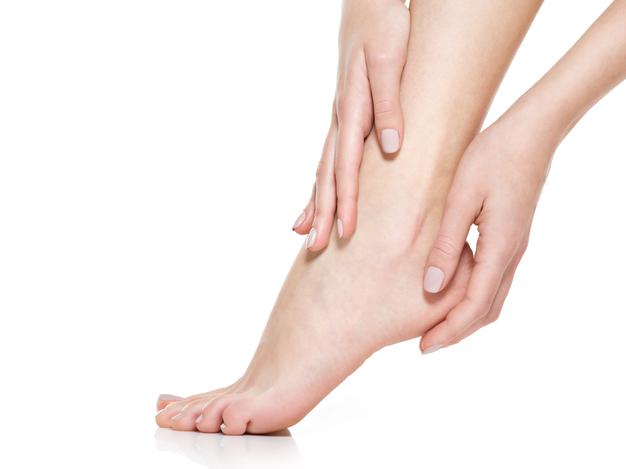 los pies agrietados conducen a infecciones en los pies