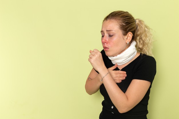 Chica que tiene tos y la desea eliminar con un remedio