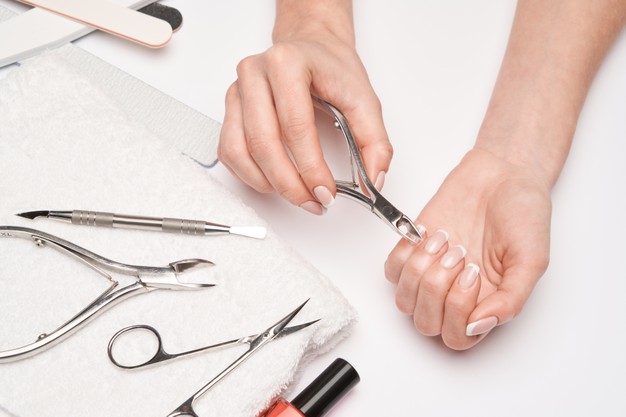 mujer con uñas largas por aplicar tratamiento para fortalecer